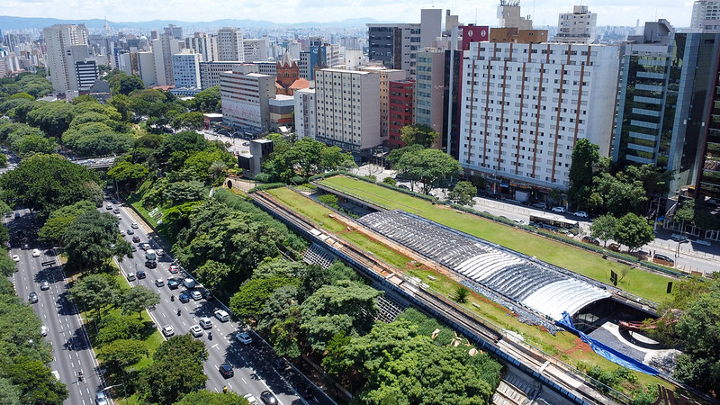 Avenida 23 de Maio, em São Paulo, em dia ensolarado