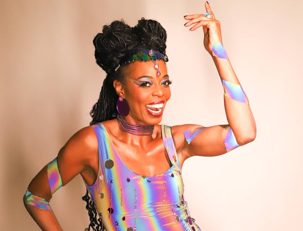 Musa da Vai-Vai exibe figurino tecnológico multicolorido em ensaio técnico