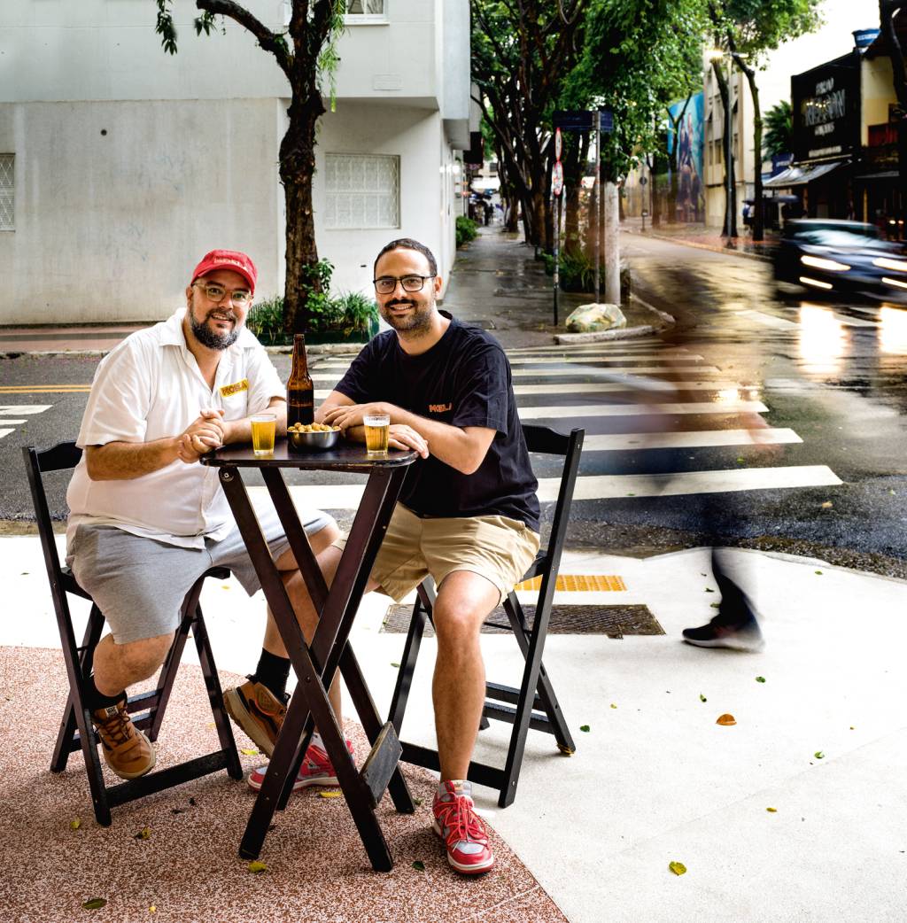 B0115657@.jpg Dois homens sentados em banquetas na calçada