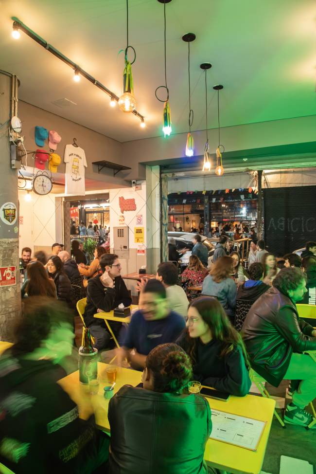 Pessoas nas mesas do bar