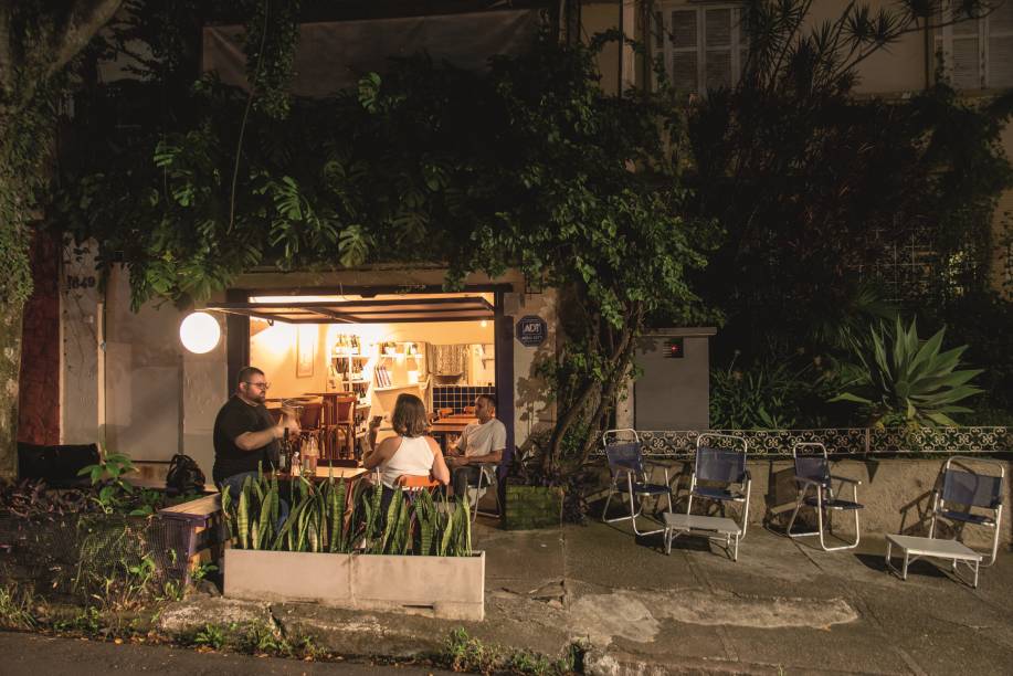 Vinhos e um bom ambiente: &aacute;rea externa do Cacho Bar