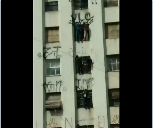 PM prende pichadores que não conseguem descer de prédio em SP