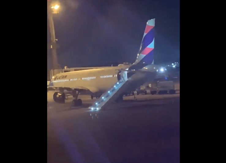 Passageiro aciona escorregador inflável de aeronave da Latam em Guarulhos