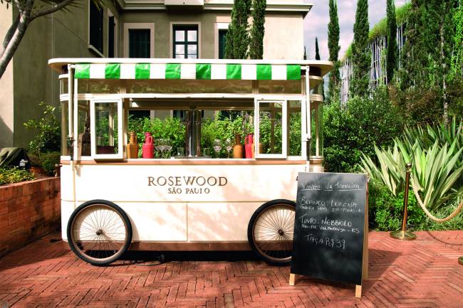 Rosewood São Paulo estreia carrinho de vinhos brasileiros