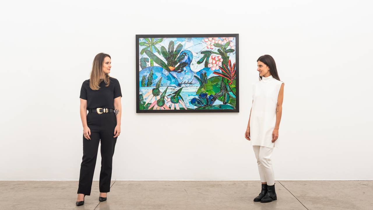 Rafaela Stedile e Ana Carolina ao lado de quadro de Vik Muniz em homenagem a Tarsila