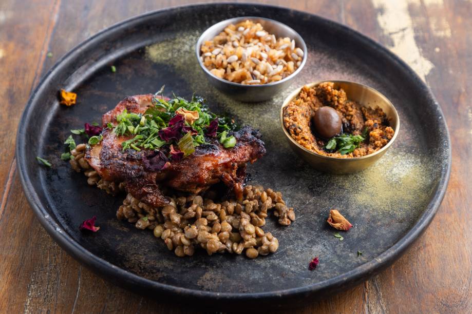Kebab Salonu: tavuk kebabi é coxa esobrecoxa de frango marinadas em pasta de pimenta suave com lentilha ao limão