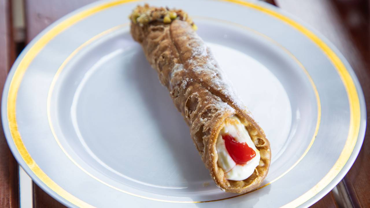 Doce em cima de prato branco