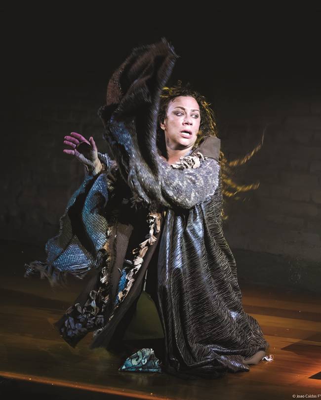 Ester Laccava apresenta trilogia de solos sobre feminismo