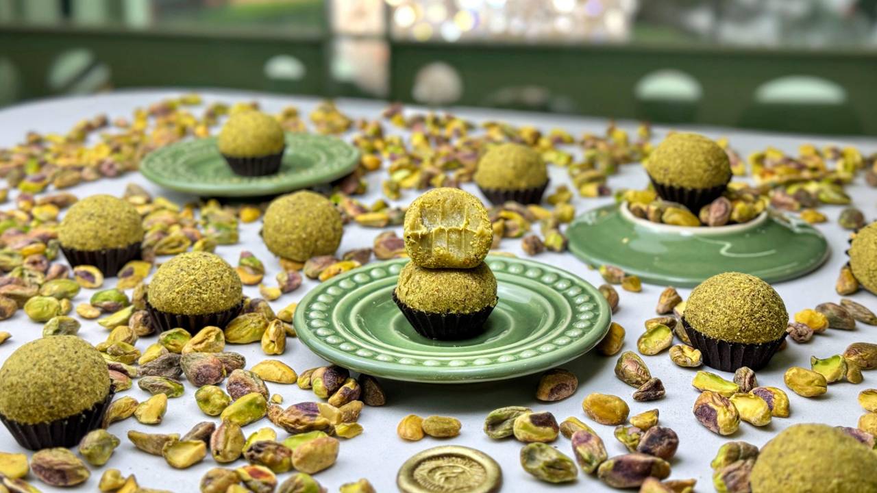 Brigadeiros de pistache espalhados pela mesa