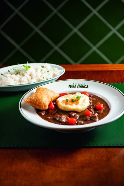 Picadinho com ovo e pastel de gema mole e arroz Picadinho com ovo e pastel de gema mole e arroz