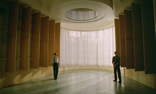 O BRUTALISTA 4 Crédito Universal Pictures Divulgação Attila (Alessandro Nivola) e László (Adrien Brody) em cena de 'O Brutalista'