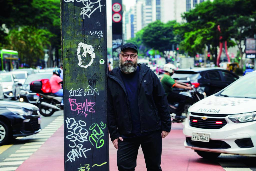 Felipe Hirsch, sobre novo espetáculo: “A Avenida Paulista virou a minha vida”