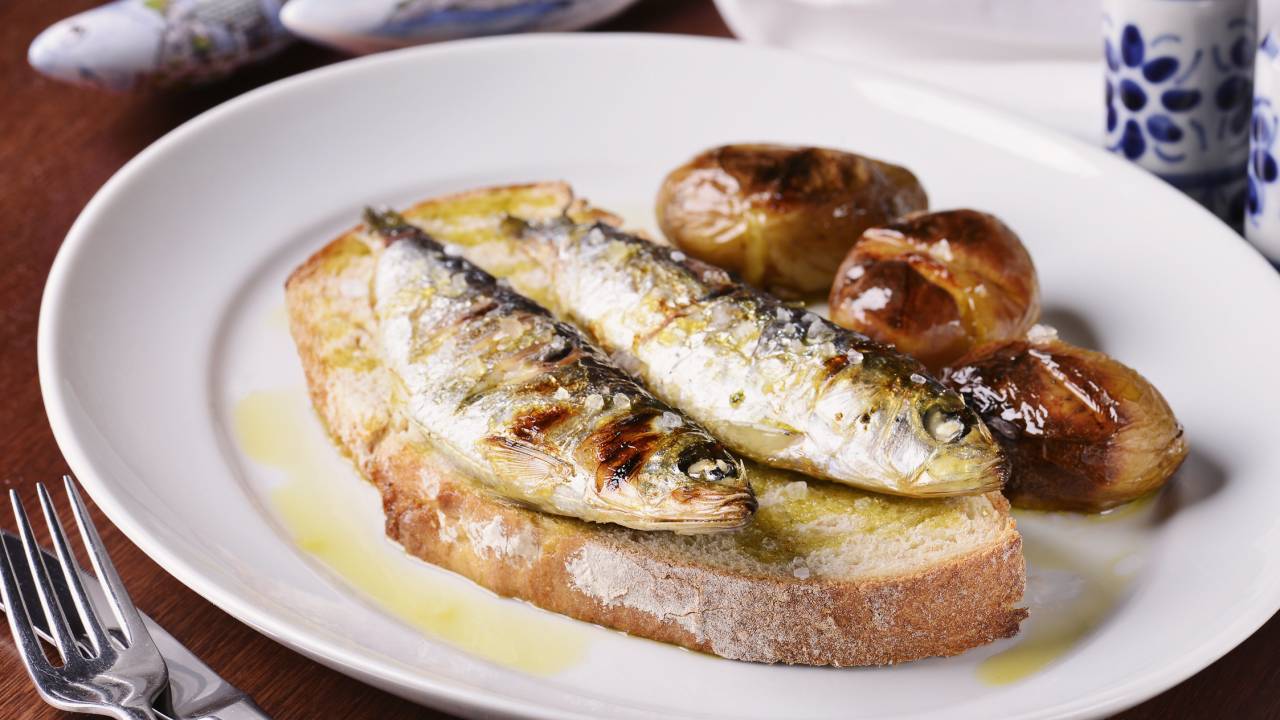 Peixe azul com batata ao murro e broa de milho: para degustar no festival da sardinha na brasa do Rancho Português