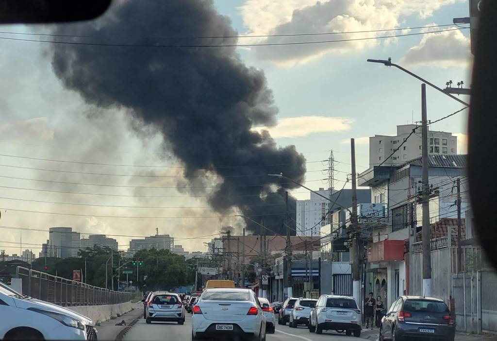 Incêndio de grandes proporções atinge galpão no bairro do Limão em SP