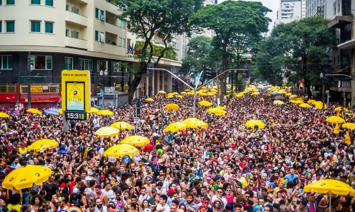 Multidão em bloco de carnaval