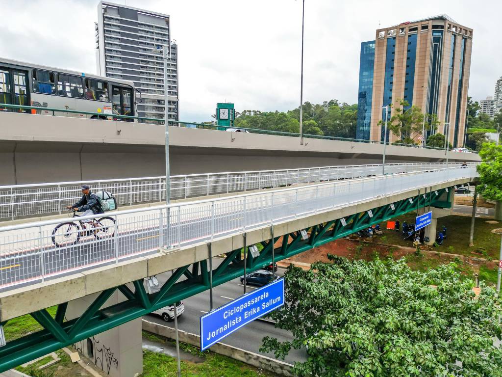 Após chuva, parte de estrutura de ciclopassarela inaugurada há 20 dias cai sobre fios de linha de trem