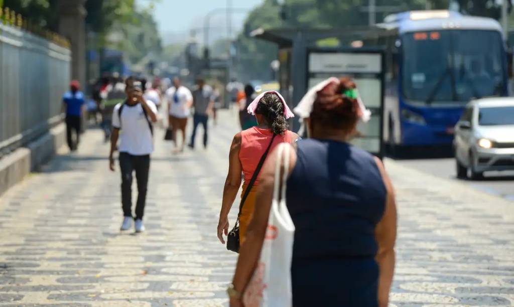 Calorão em SP: saiba como se hidratar e proteger a saúde
