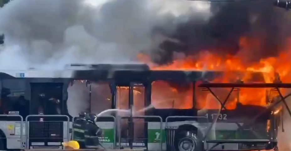 Avião de pequeno porte cai sobre ônibus na Barra Funda