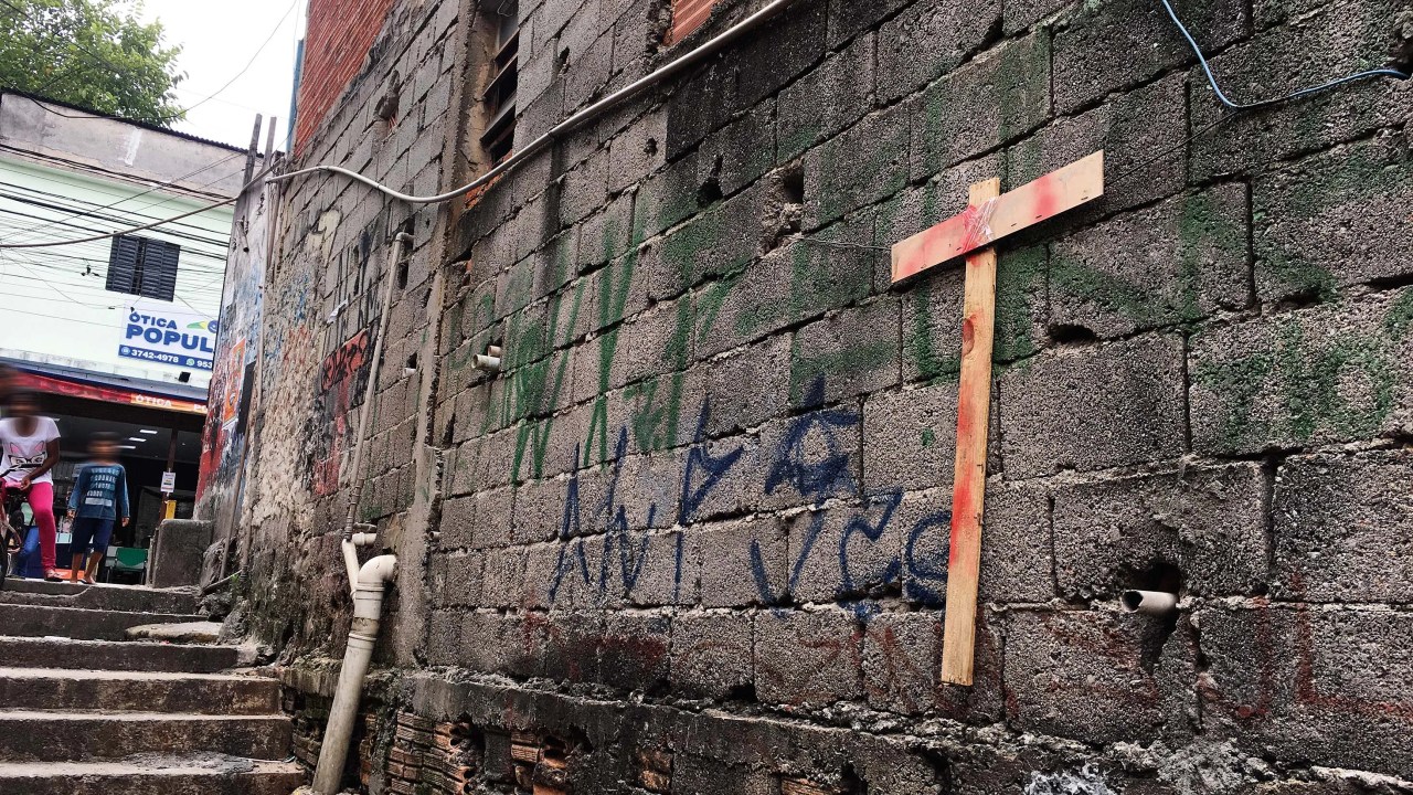 Imagem mostra cruz ensanguentada em escada de comunidade