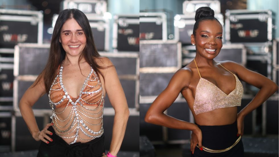 Duas mulheres posando sorrindo