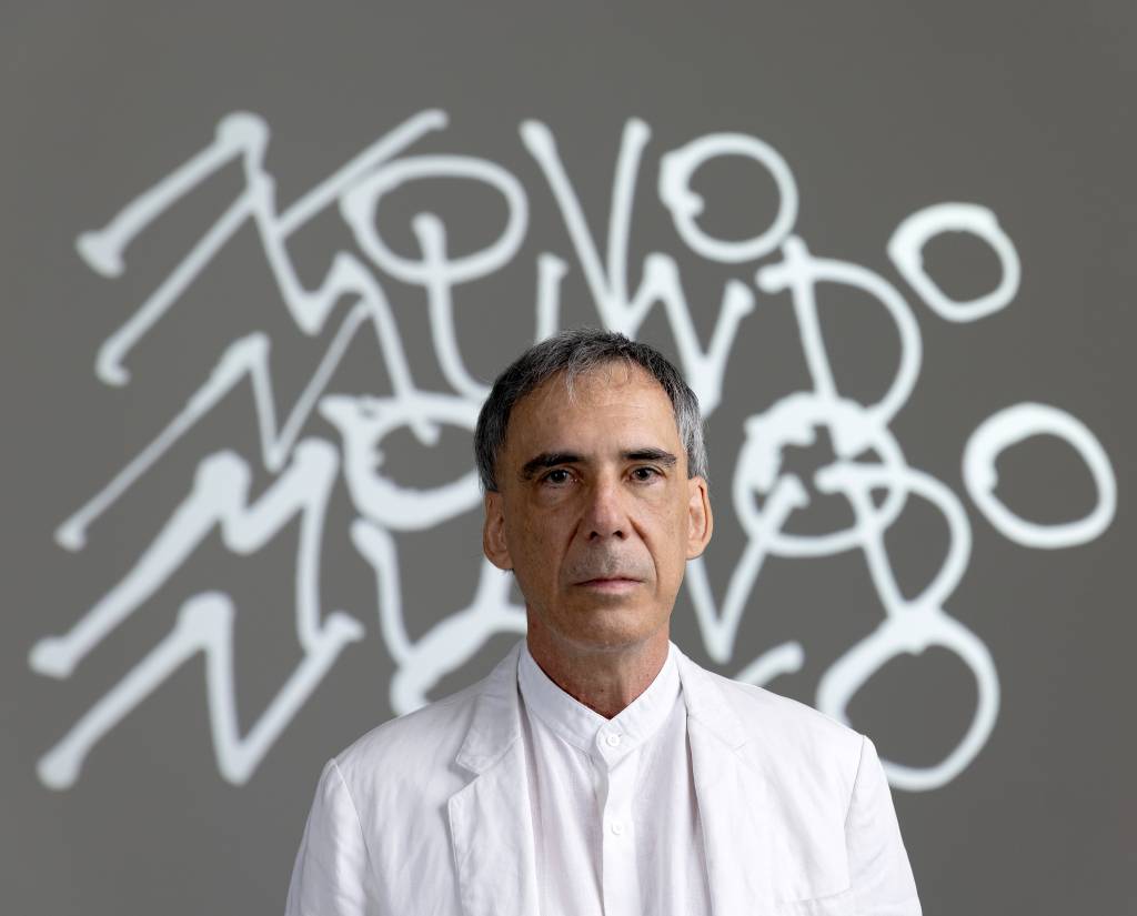 Arnaldo Antunes lança álbum de inéditas com participação de David Byrne