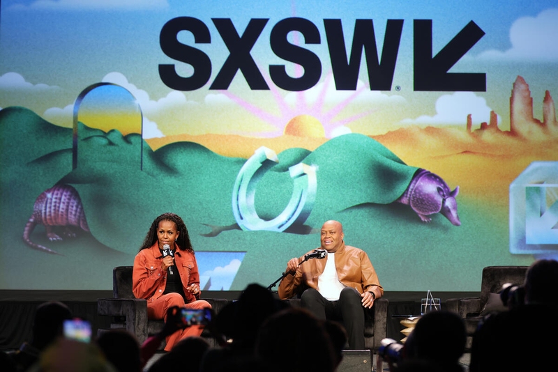 Michelle Obama, Craig Robinson no “IMO Live: Michelle Obama, Craig Robinson e Dr. Laurie Santos” durante a SXSW Conference Festivail no Austin Convention Center em 13 de março de 2025 em Austin, Texas