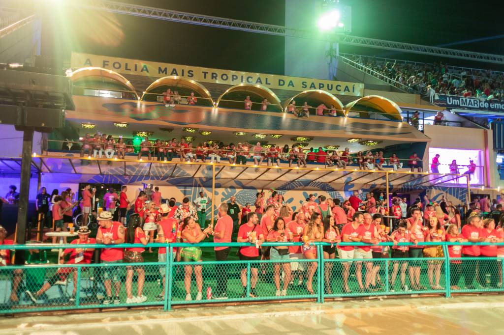 Como é ir a um camarote na Sapucaí? Saiba mais sobre o Folia Tropical