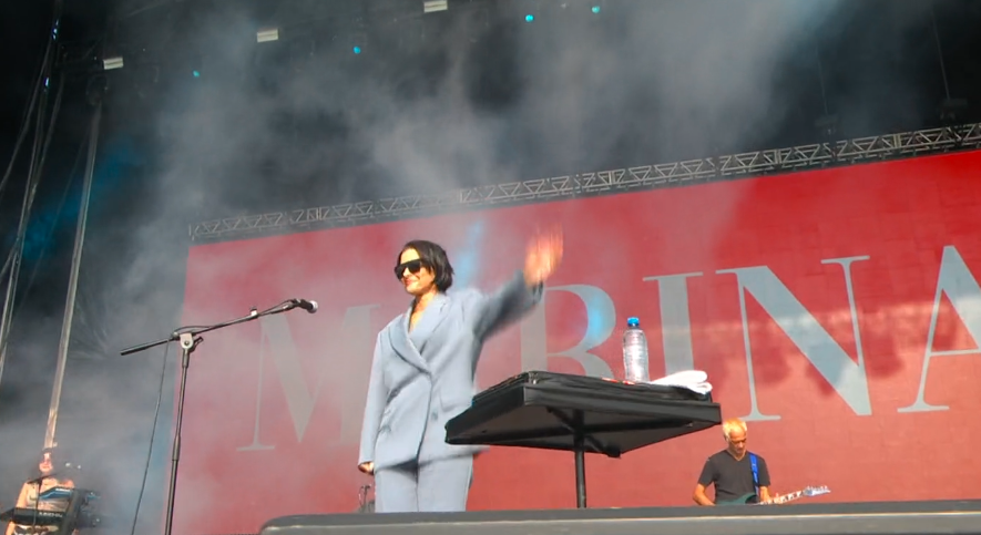“Bando de homem lerdo”: Marina Lima se irrita com técnicos em show no Lollapalooza