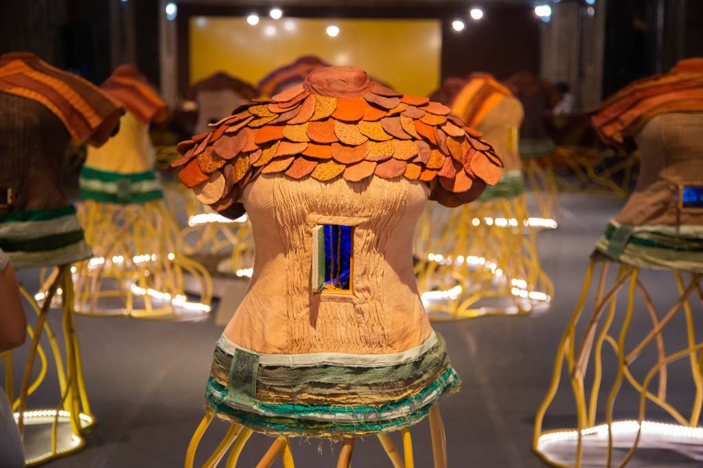 ‘Cidadela’: mini cidades imaginárias de Maria Ezou na Caixa Cultural