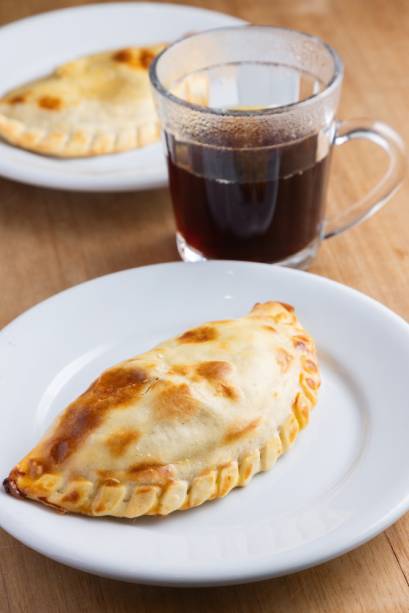ASA Açaí: empanadas de queijo e de carne acompanhadas do café coado ASA Açaí: empanadas de queijo e de carne acompanhadas do café coado