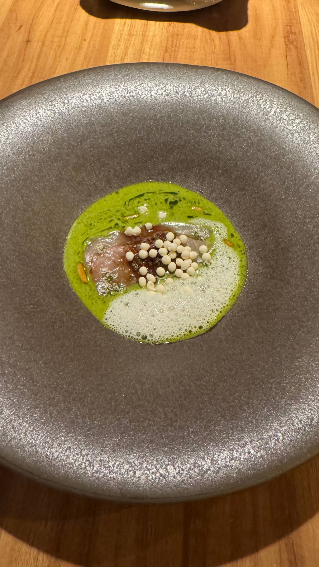Hamashi Prato redondo com peixe e molho verde