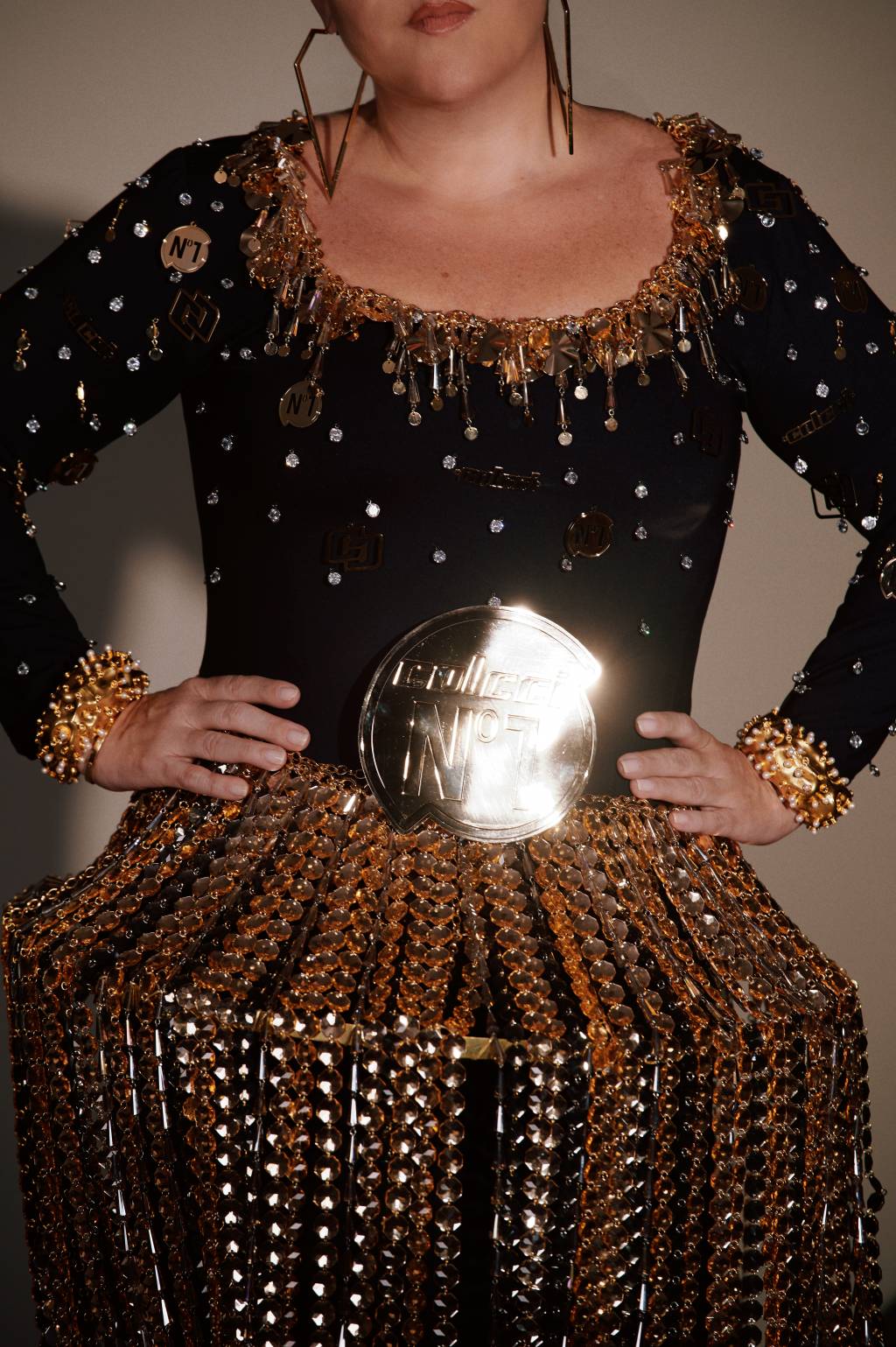 Ju Ferraz celebra moda nacional em último dia de Carnaval