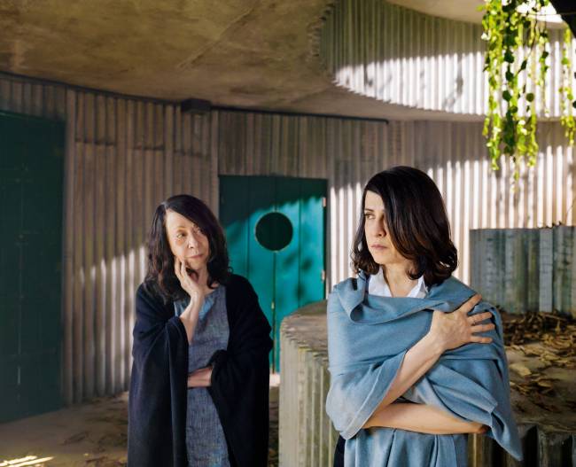 Isaac Julien, Emaranhados _ Entanglements (Lina Bo Bardi – A Marvellous Entanglement), 2019_Crédito ©Isaac Julien Cortesia do artista, Nara Roesler e Victoria Miro, Londres.jpg 'Um Maravilhoso Emaranhado' (2019), de Isaac Julien, videoinstalação com Fernanda Montenegro e Fernanda Torres no papel de Lina