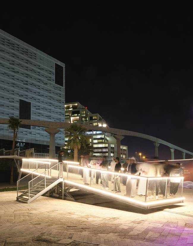 Iván Argote, O Outro, Eu e os Outros , 2023, vista da exposição, Noor Riyadh Festival, Arábia Saudita_Crédito Mohammed Bu Hasan_Cortesia de Noor Riyadh e Havas.jpg Instalação de Iván Argote