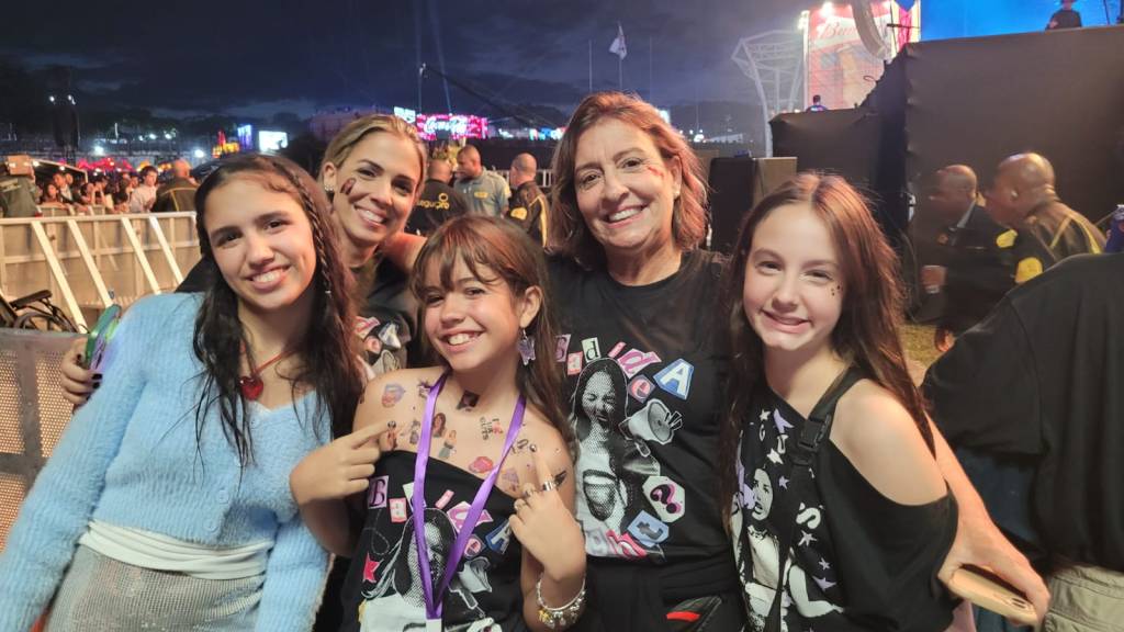 Fãs de Olivia Rodrigo enfrentam chuva e longas viagens para show em São Paulo