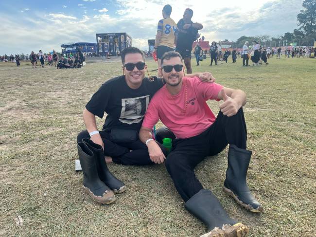 personagem lolla Rodrigo Bacura e Alan Fonseca, empresários, que foram domingo (30) ao Lolla