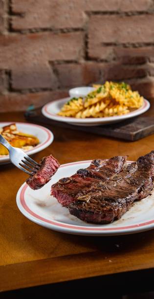 Assado de tira com batata provençal e abóbora Assado de tira com batata provençal e abóbora