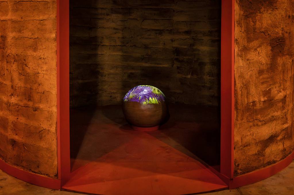 Sesc Pompeia exibe obras com argila inéditas de Sallisa Rosa