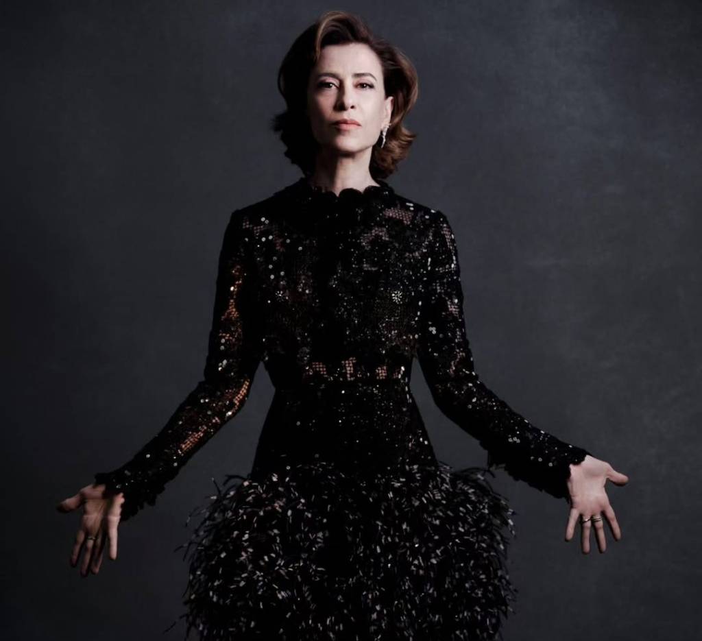 Fernanda Torres usa look Chanel em noite do Oscar 2025; veja