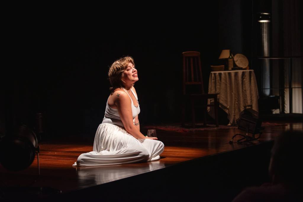 Peça celebra Dia da Mulher com poesias de Ana Martins Marques