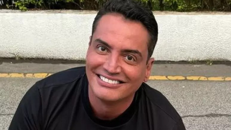 Leo Dias recebe alta da UTI e se emociona com nascer do sol na praia