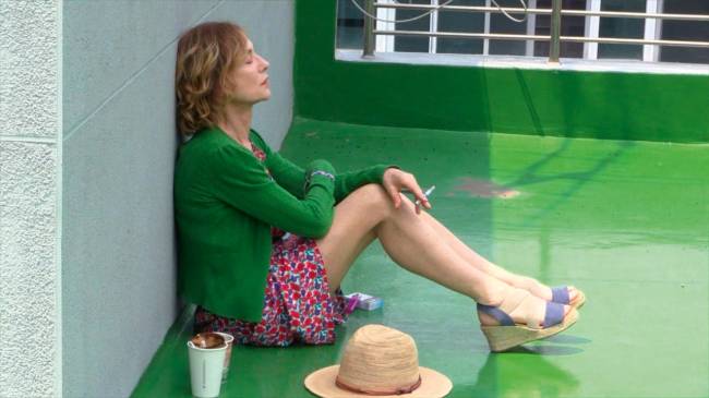 Isabelle Huppert cria personagem fascinante em novo filme de Hong Sang-soo