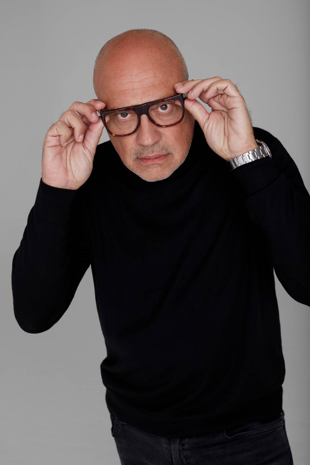 Arthur Casas Crédito Bob Wolfenson-Divulgação Arthur Casas, homem careca segura óculos de grau no rosto