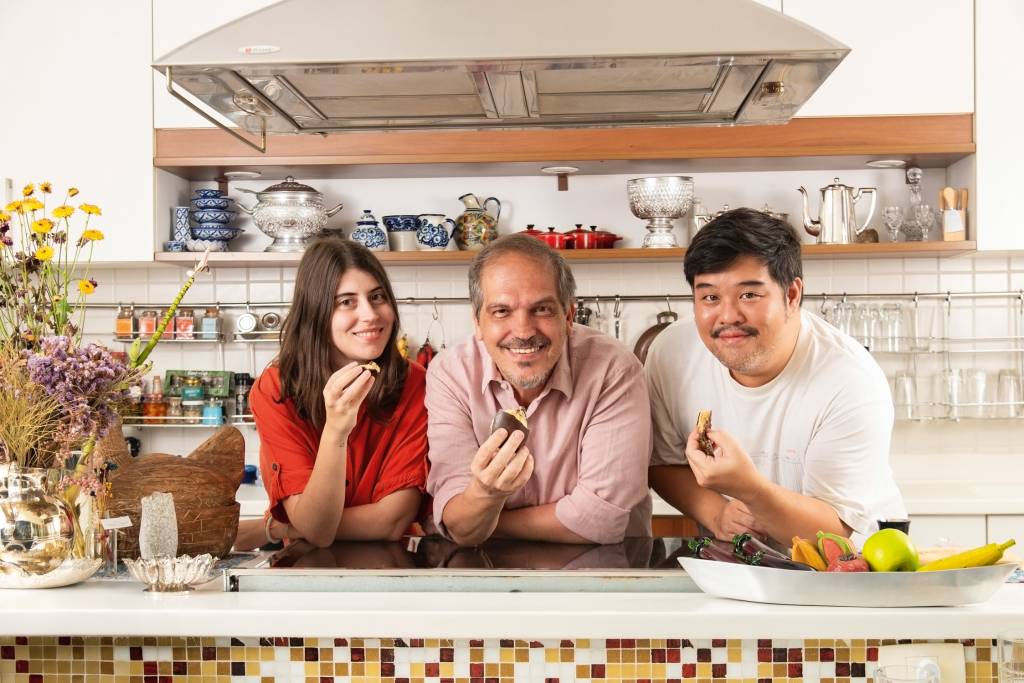 Degustação Ovos de Páscoa 027.jpg Três pessoas sorrindo e uma cozinha ao fundo