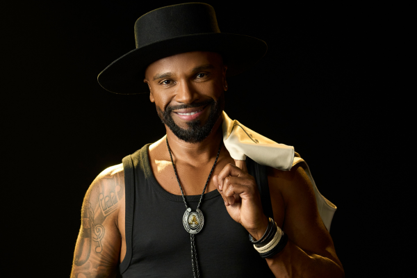 Em novo show, Alexandre Pires canta hits sertanejos em ritmo de pagode