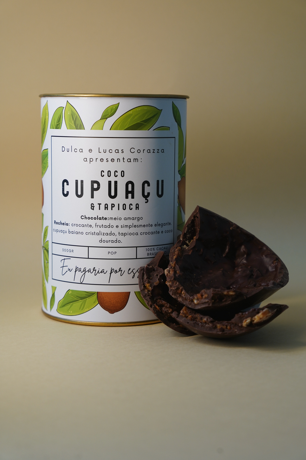 FAB08761.JPG Caixa de ovo com pedaço de chocolate ao lado