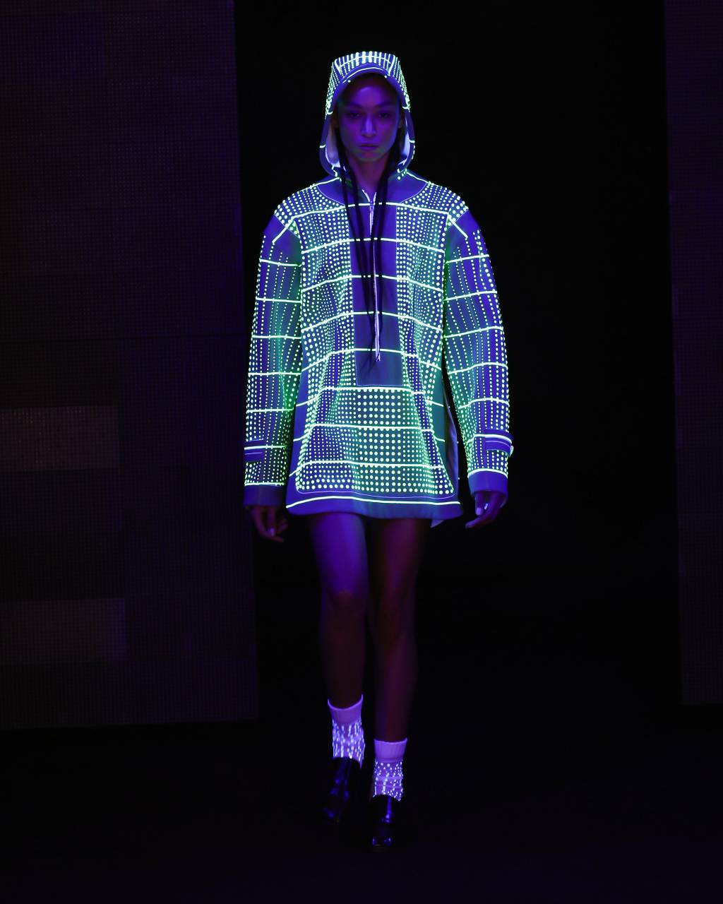 HERCHCOVITCH; ALEXANDREInverno Primavera 2025SPFW n59foto: Zé Takahashi Modelo em peça moletom que brilha no escuro com listras