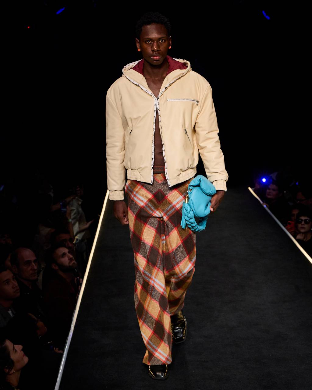 HERCHCOVITCH; ALEXANDREInverno Primavera 2025SPFW n59foto: Zé Takahashi Homem em look neon com calça quadriculada e jaqueta clara