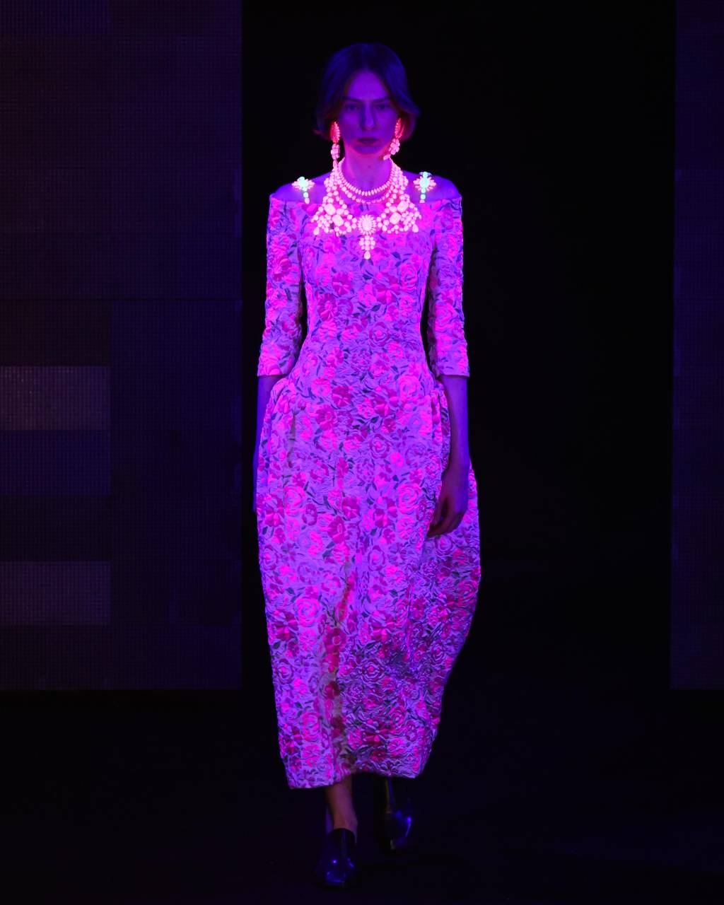 HERCHCOVITCH; ALEXANDREInverno Primavera 2025SPFW n59foto: Zé Takahashi Modelo em vestino neon rosa