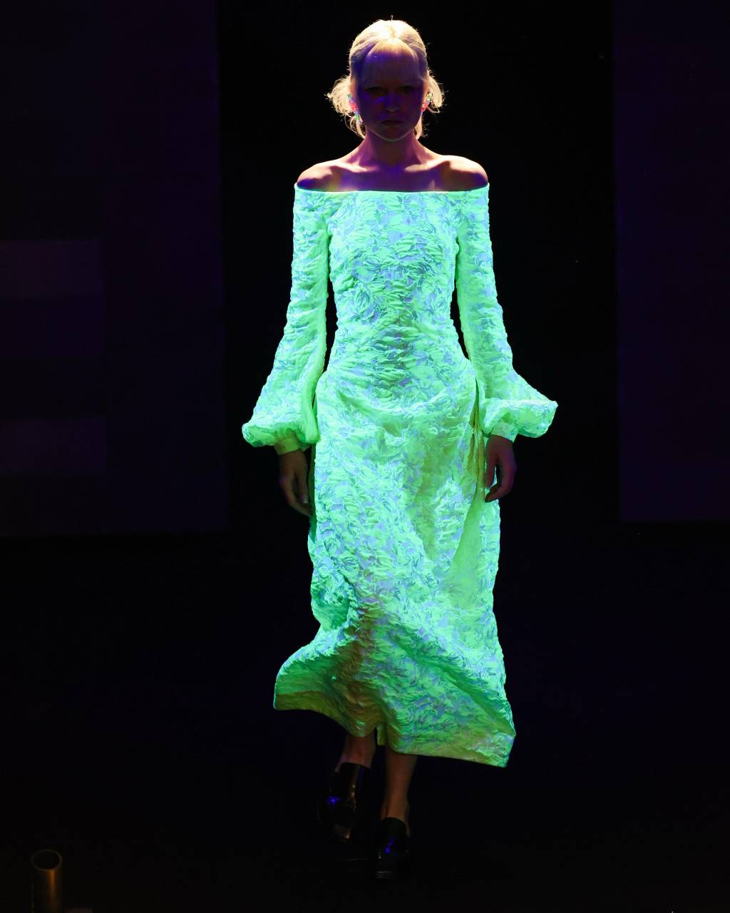 HERCHCOVITCH; ALEXANDREInverno Primavera 2025SPFW n59foto: Zé Takahashi Modelo em vestino neon verde